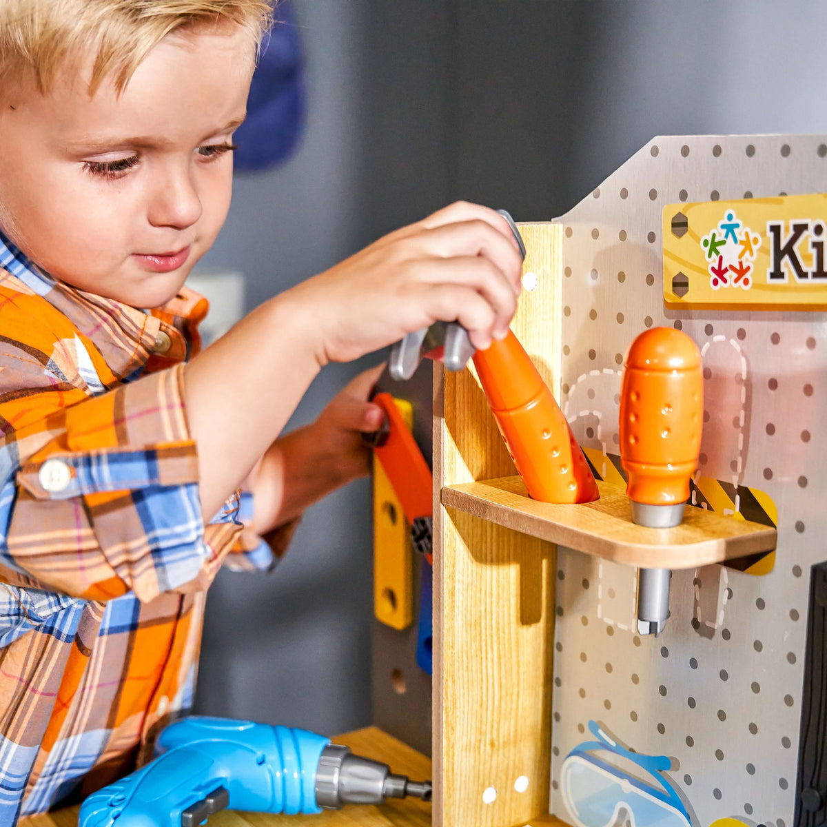 Wooden Play Workbench with 40+ Accessories and Working Drill Z3256