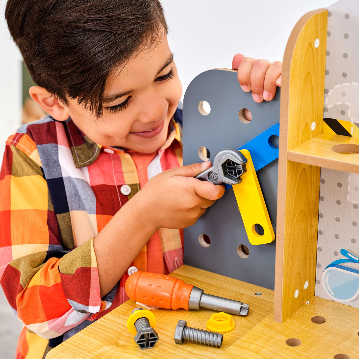 Wooden Play Workbench with 40+ Accessories and Working Drill Z3256
