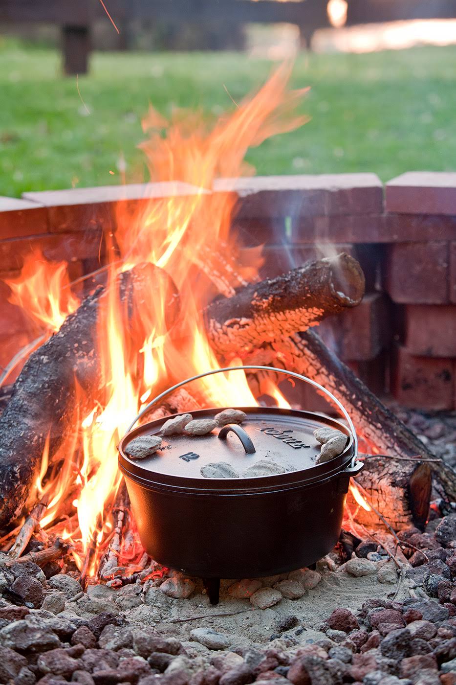 Black 8 qt Cast Iron Dutch Oven U865448