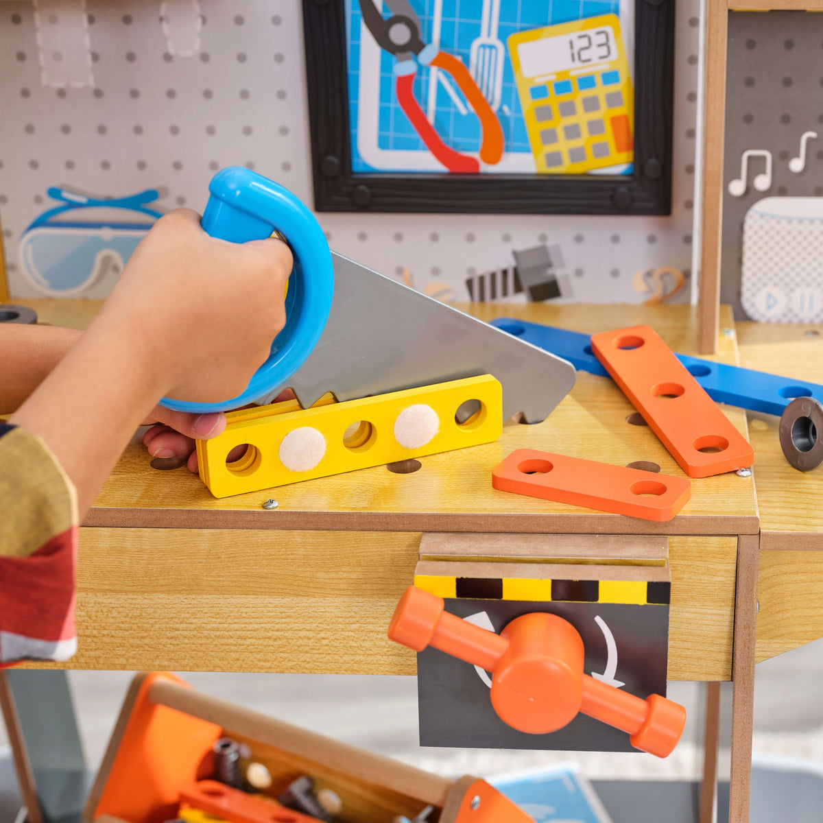 Wooden Play Workbench with 40+ Accessories and Working Drill Z3256